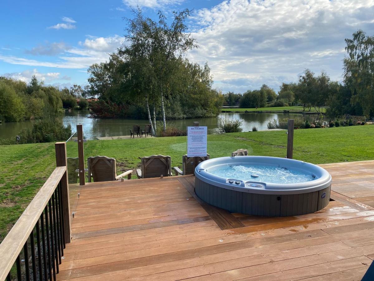 Widgeon Bespoke Cabin Is Lakeside With Private Fishing Peg, Hot Tub Situated At Tattershall Lakes Country Park エクステリア 写真