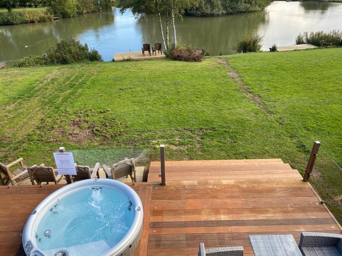 Widgeon Bespoke Cabin Is Lakeside With Private Fishing Peg, Hot Tub Situated At Tattershall Lakes Country Park エクステリア 写真
