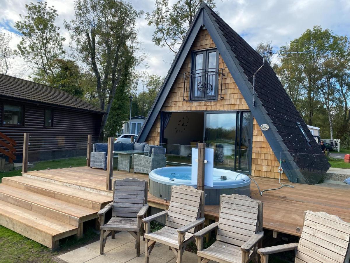 Widgeon Bespoke Cabin Is Lakeside With Private Fishing Peg, Hot Tub Situated At Tattershall Lakes Country Park エクステリア 写真