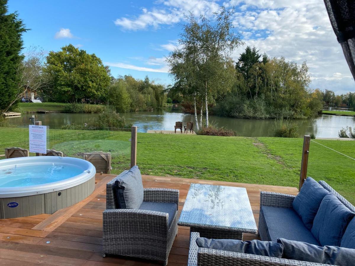 Widgeon Bespoke Cabin Is Lakeside With Private Fishing Peg, Hot Tub Situated At Tattershall Lakes Country Park エクステリア 写真