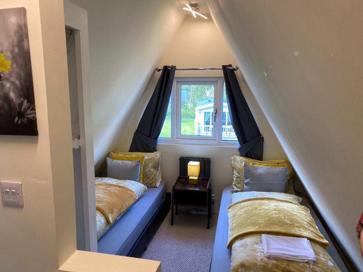 Widgeon Bespoke Cabin Is Lakeside With Private Fishing Peg, Hot Tub Situated At Tattershall Lakes Country Park エクステリア 写真