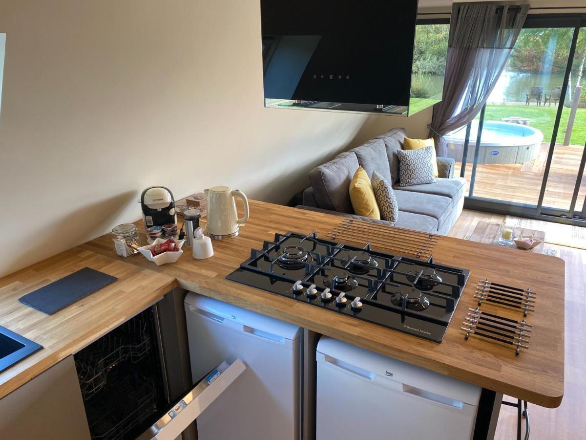 Widgeon Bespoke Cabin Is Lakeside With Private Fishing Peg, Hot Tub Situated At Tattershall Lakes Country Park エクステリア 写真