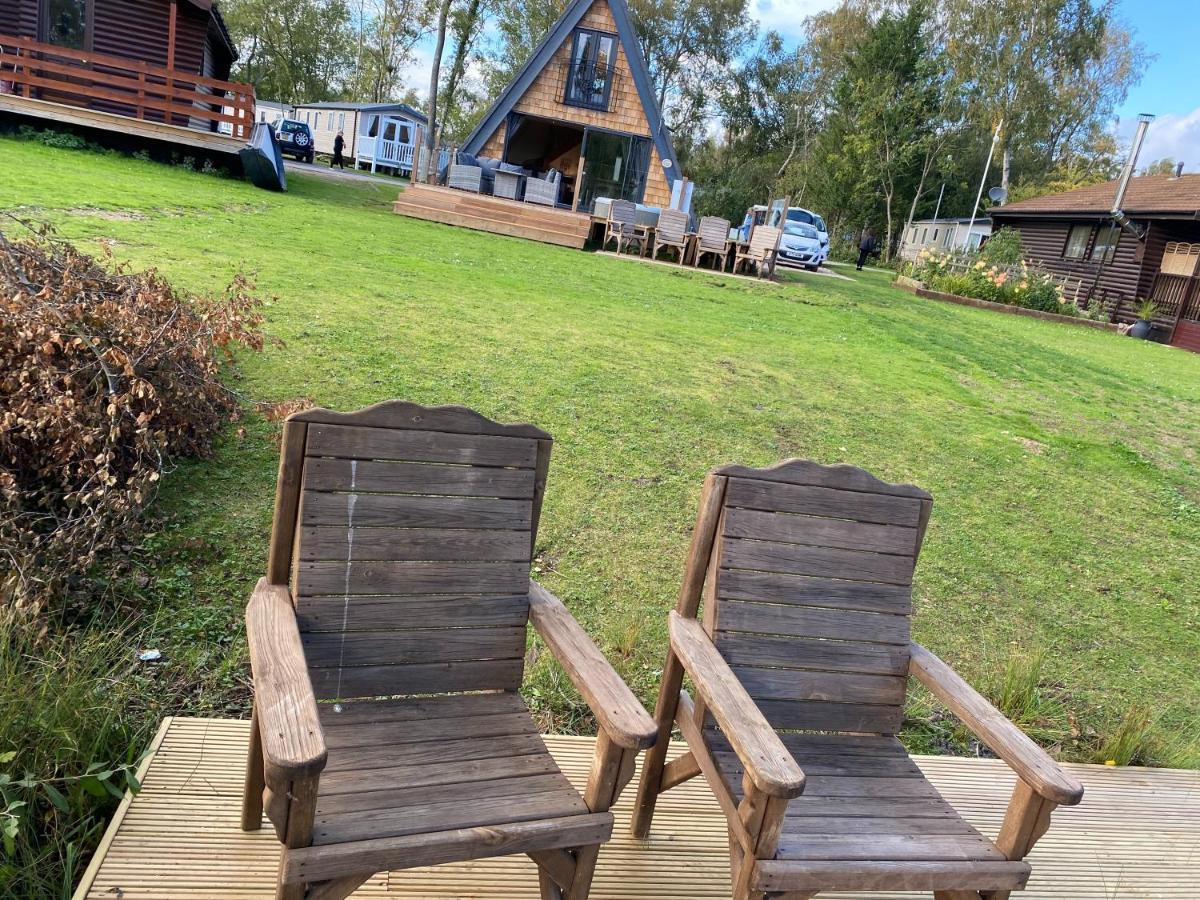 Widgeon Bespoke Cabin Is Lakeside With Private Fishing Peg, Hot Tub Situated At Tattershall Lakes Country Park エクステリア 写真