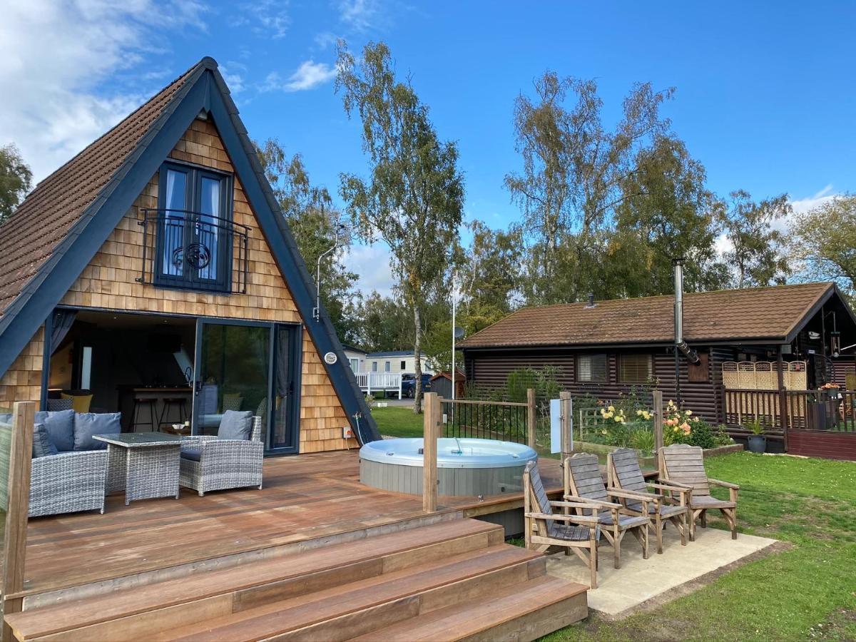 Widgeon Bespoke Cabin Is Lakeside With Private Fishing Peg, Hot Tub Situated At Tattershall Lakes Country Park エクステリア 写真
