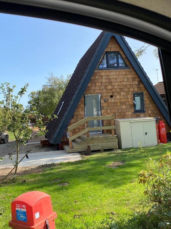 Widgeon Bespoke Cabin Is Lakeside With Private Fishing Peg, Hot Tub Situated At Tattershall Lakes Country Park エクステリア 写真